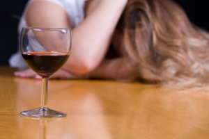 Read more about the article Les dones demanen més ajut per alcohol que els homes